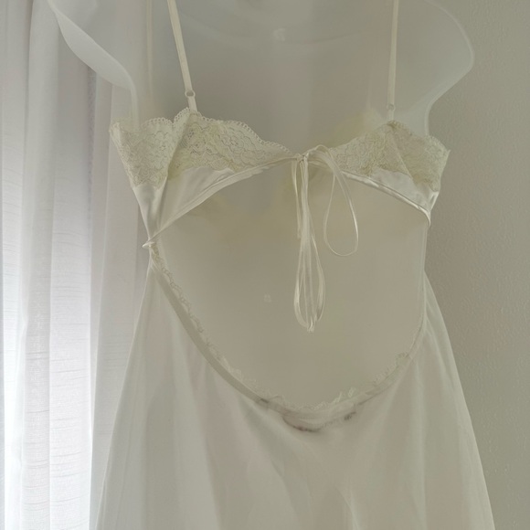 Vintage Victoria's Secret Ivory Chemise with Floral Lace Detailing lingerie - Picture 6 of 10